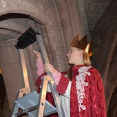 Annabell Orth aus der Pfarrgemeinde St. Paulus schreibt den Segen an den Türbogen des Alten Rathauses in Göttingen.