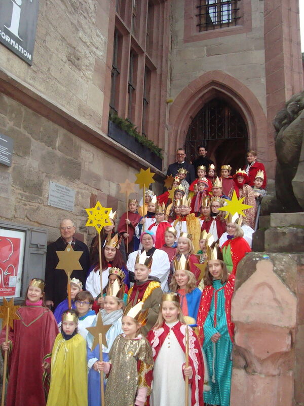 Sternsinger auf der Rathaustreppe in Götttingen.