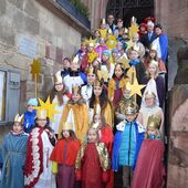 Sternsinger aus dem Dekanat Göttingen stehen auf der Treppe zum Alten Rathaus.