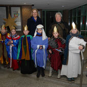 Christel Wemheuer (l.) empfängt die Sternsinger mit Sr. Gisela im Kreishaus.