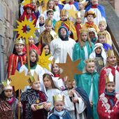 Ein Foto auf der Rathaustreppe: Sternsinger aus den Gemeinden im Dekanat Göttingen präsentieren sich vor dem Empfang im Rathaus.