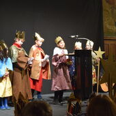 Sternsinger aus der Pfarrei Maria Frieden tragen den Hausbesuchtext im Alten Rathaus vor.