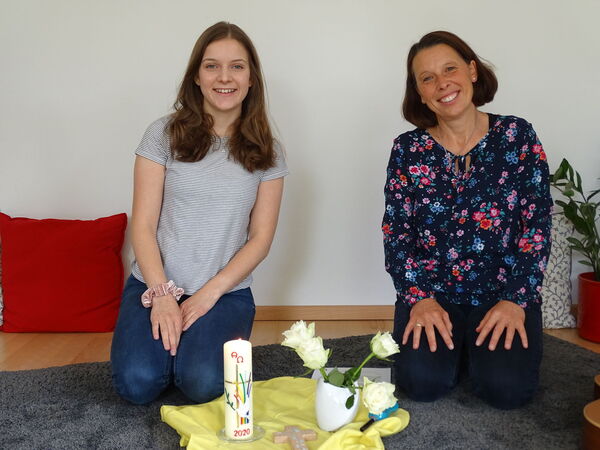 Franziska (l.) und Barbara Matusche produzieren regelmäßig Videoclips mit Kindergottesdiensten im Wohnzimmer der Familie.