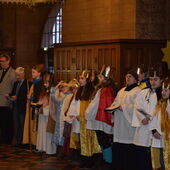 Sternsinger im Alten Rathaus mit Bürgermeister Dr. Thomas Häntsch (3. v. l.) und Dechant Wigbert Schwarze (2. v. l.).