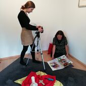 Bei den Aufnahmen für den Kindergottesdienst: Franziska (l.) und Barbara Matusche.